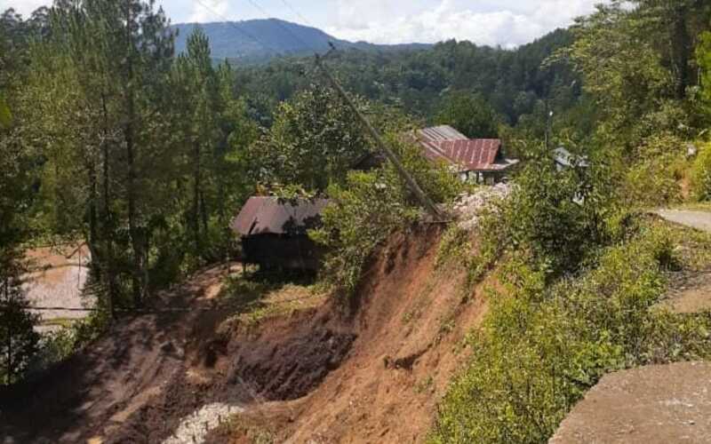 Tiang PLN tumbang akibat tanah longsor di Kabupaten Mamuju Sulawesi Barat/PLN