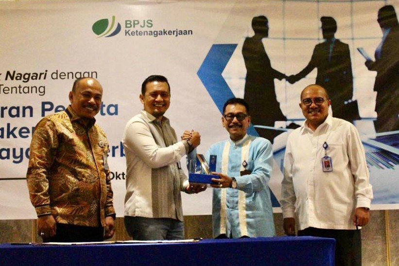 Direktur Utama Bank Nagari Muhammad Irsyad (kedua kanan) menyerahkan cinderamata kepada Direktur Keuangan BPJS Ketenagakerjaan Asep Rahmat Suwandha (kedua kanan) yang didampingi oleh Deputi Direktur Wilayah Sumbar Riau BPJS Ketenagakerjaan Eko Yuyulianda (ujung kiri) dan Direktur Keuangan Bank Nagari Sania Putra (ujang kanan) pada kegiatan Kerjasama Ceremonial di Kota Padang, Sumatra Barat/istimewa