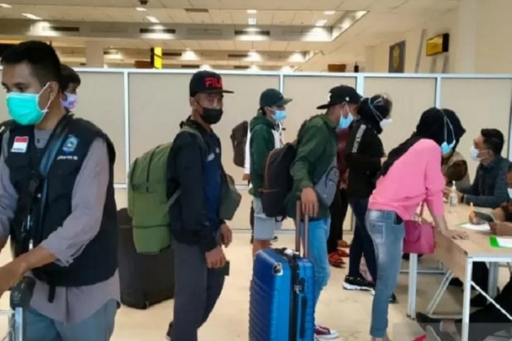 Sejumlah pekerja migran Indonesia asal Nusa Tenggara Barat (NTB) tiba di Bandara Internasional Zainuddin Abdul Madjid (BIZAM) Lombok, NTB, dan langsung menjalani pemeriksaan kesehatan petugas di bandara. - Antararn