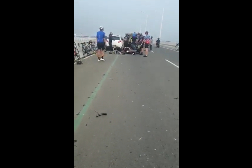 Tangkapan layar video viral mobil Mazda menabrak rombongan pesepeda di PIK/Twitter @sipietz