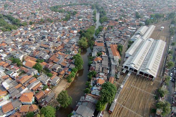 Foto udara kawasan pemukiman padat di bantaran Sungai Ciliwung kawasan Kampung Pulo dan Bukit Duri, Jakarta Timur, Kamis (13/8)./Antara