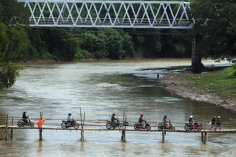  Jembatan Bambu di Atas Sungai Bengawan Solo Jadi Jalan ALternatif Warga