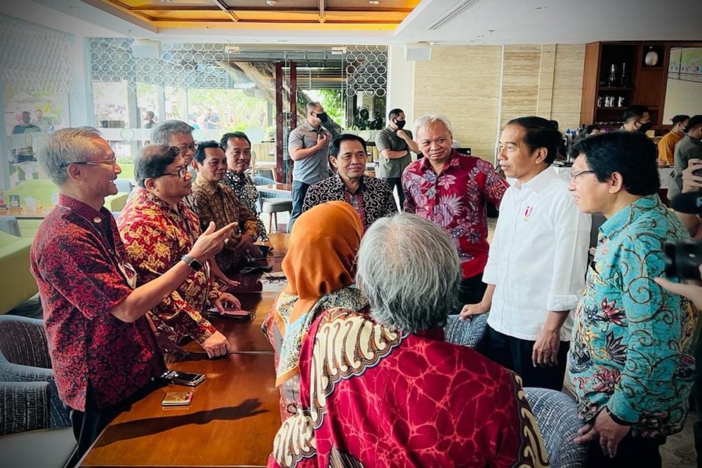 Jokowi Pamer Foto Wisuda Usai Diterpa Isu Ijazah Palsu