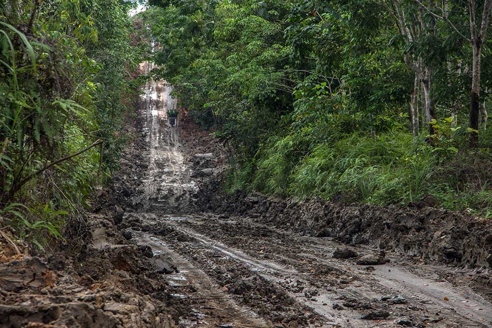  Jalanan di Bekas Tambang Batu Bara di Kalimantan Selatan Rusak Parah