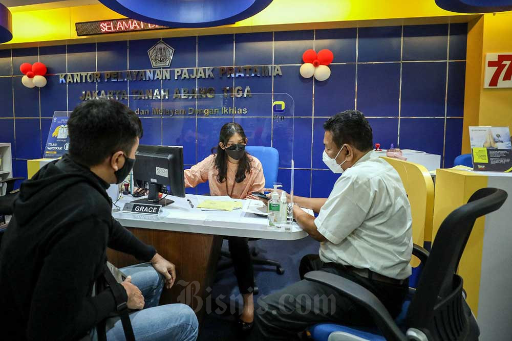 Petugas melayani wajib pajak di salah satu kantor pelayanan pajak pratama di Jakarta, Selasa (30/8/2022)./Bisnis-Eusebio Chrysnamurti