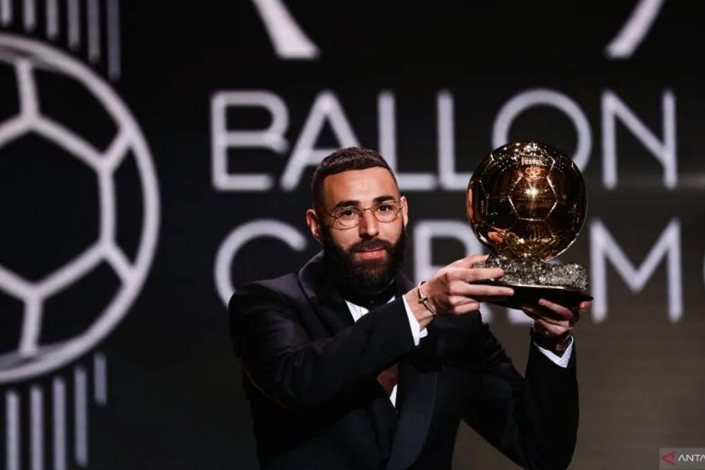 Karim Benzema menyabet Ballon dOr 2022