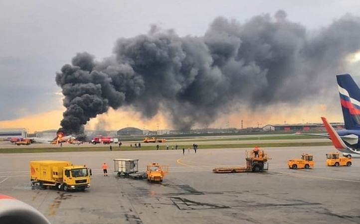 Pesawat penumpang Sukhoi Superjet 100 milik maskapai Aeroflot terbakar setelah mendarat darurat di bandara Sheremetyevo, Moskow, Rusia, Minggu (5/5/2019) waktu setempat./Reuters-Nadezhda Polomoshnova