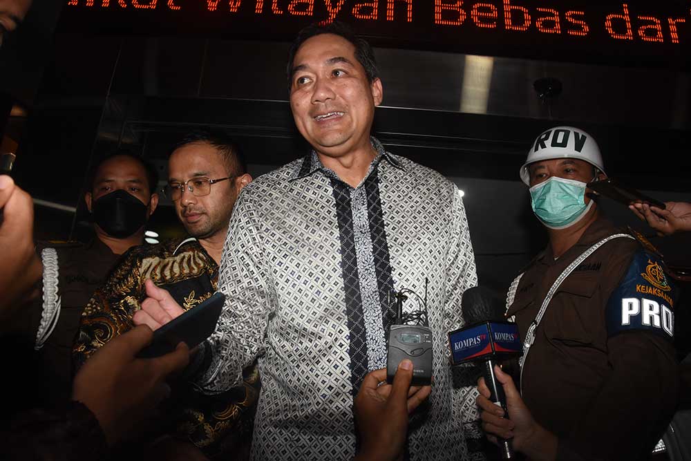 Mantan Menteri Perdagangan Muhammad Lutfi (kiri) berjalan keluar ruangan usai menjalani pemeriksaan di Gedung Bundar Jampidsus, Kejaksaan Agung, Jakarta, Rabu (22/6/2022). ANTARA FOTO/Indrianto Eko Suwarso