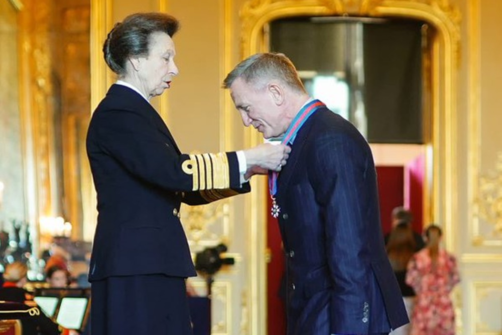  Daniel Craig dapat Gelar The Order of St Michael dan St George dari Kerajaan Inggris
