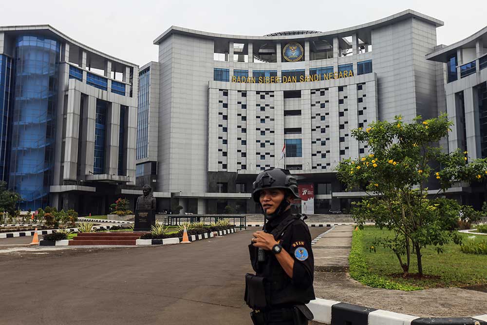 Petugas berjaga di depan gedung Kantor Badan Siber dan Sandi Negara, Sawangan, Depok, Jawa Barat, Selasa (13/9/2022). ANTARA FOTO/Asprilla Dwi Adha