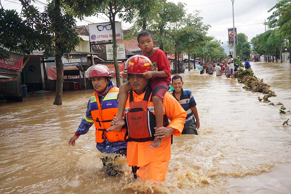  Banjir Bandang Terjang Enam Kecamatan di Kota Trenggalej Jawa Timur