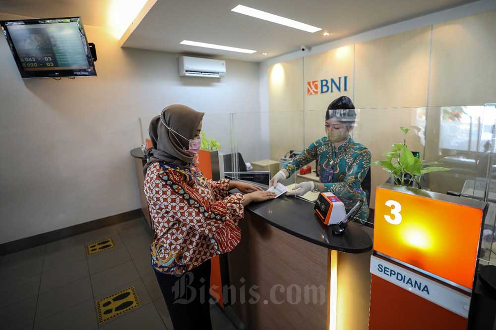 Karyawan melayani nasabah di salah satu kantor cabang BNI di Tangerang Selatan, Kamis (30/6/2022). /Bisnis-Eusebio Chrysnamurti