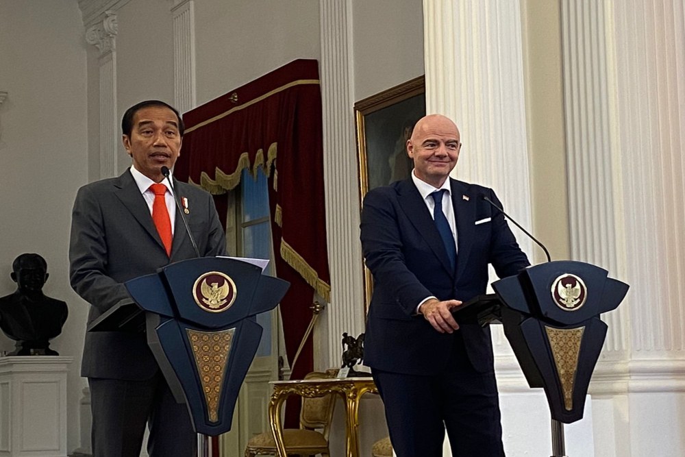 Presiden Joko Widodo (Jokowi)  dan Presiden FIFA Gianni Infantino memberi keterangan kepada media massa usai bertemu membahas persepakbolaan di Indonesia, Selasa (18/10/2022). JIBI/Bisnis-Akbar Evandiorn
