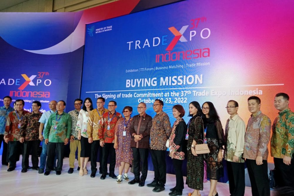 Menteri Perdagangan usai penandatanganan kontrak yang dilakukan eksportir Indonesia dengan para buyer di Trade Expo Indonesia, BSD, Tangerang, Rabu (19/10/2022). Indra Gunawan