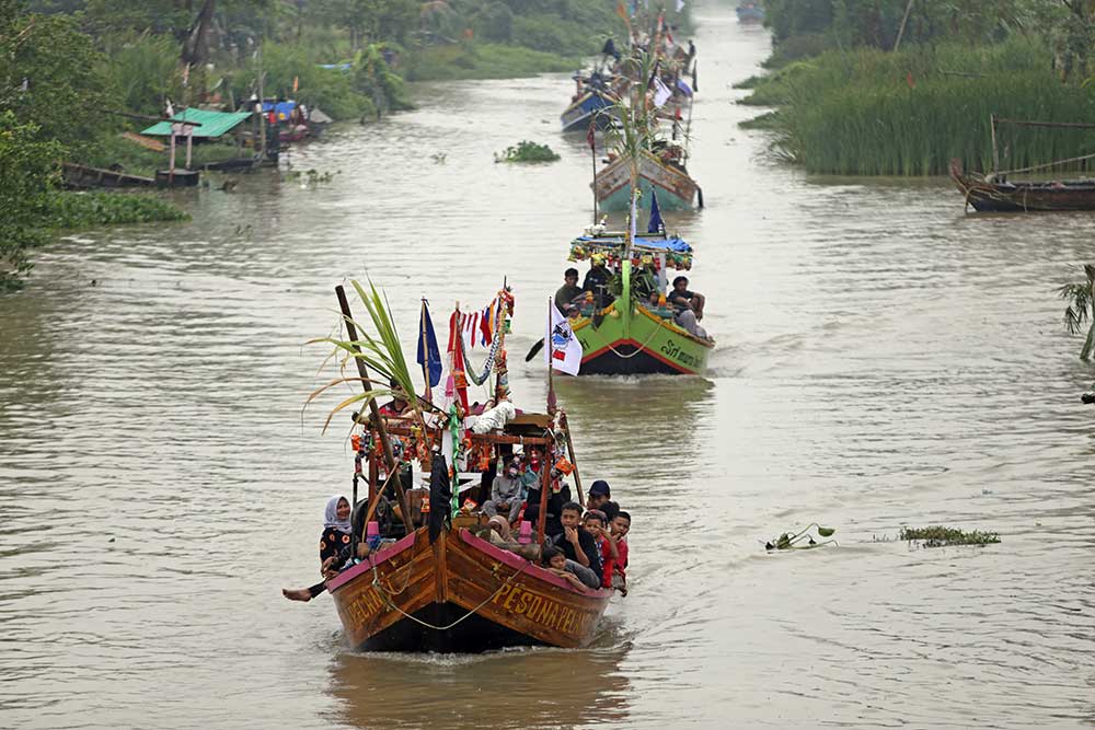  Kemeriahan Tradisi Nadran (Pesta Laut) di Sungai Cimanuk Indramayu