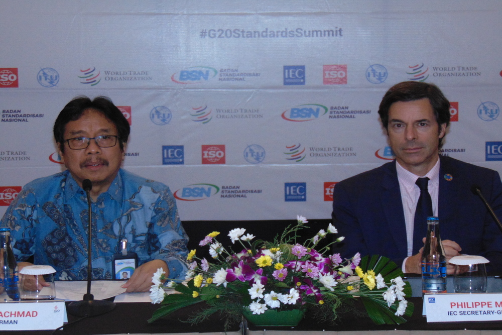 Kepala BSN Kukuh S Achmad (kiri) memberikan keterangan pers di Sela Acara International Standards Summit 2022 di Legian Bali yang berlangsung 19-20 Oktober 2022./Bisnis-Harian Noris Saputra.