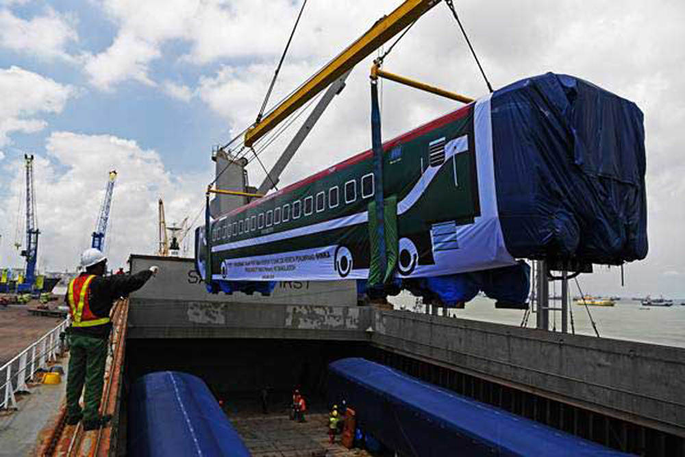 Ilustrasi - Proses pemuatan gerbong kereta produksi PT INKA tipe Broad Gauge ke dalam lumbung kapal untuk dikirim ke Bangladesh, di Pelabuhan Tanjung Perak, Surabaya, Jawa Timur, Minggu (20/1/2019)./Antara-Zabur Karuru