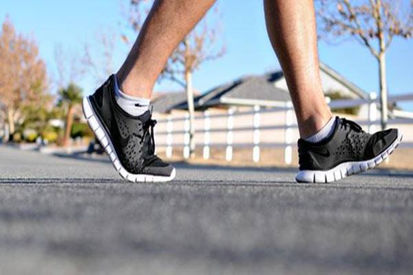 Berjalan kaki memiliki manfaat bagi kesehatan bagi tubuh manusia