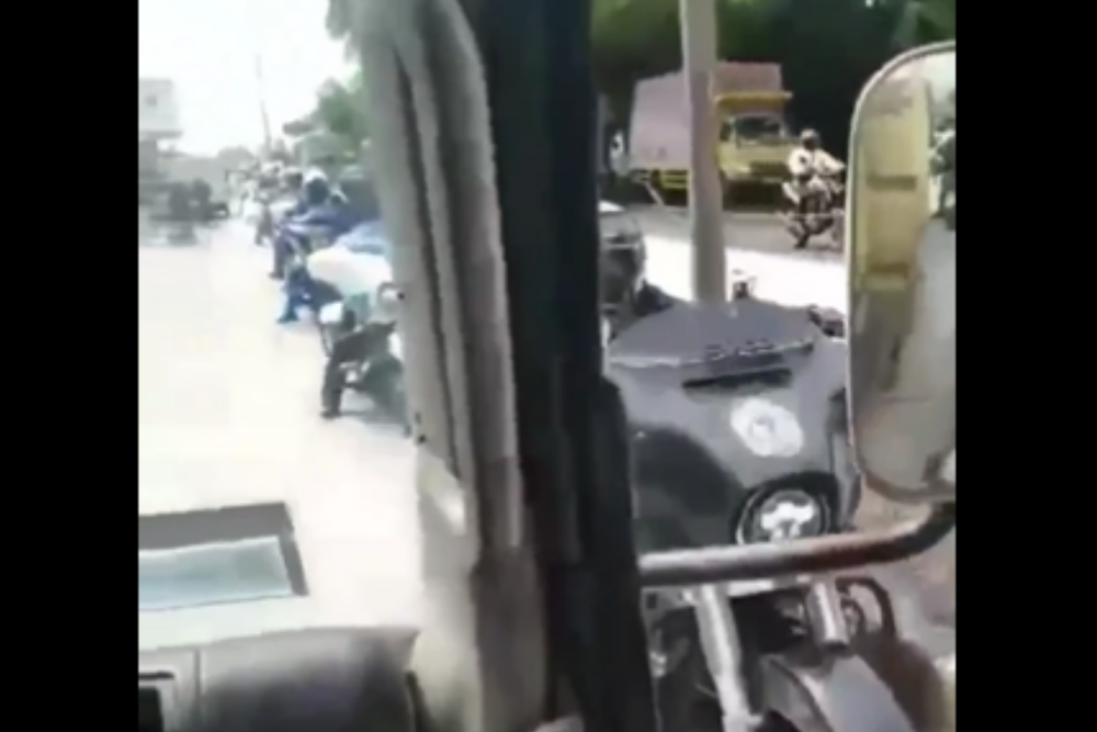 Tangkapan layar video viral rombongan motor gede (moge) melawan arah di jalanan Batang, Jawa Tengah/Twitter @Irwan2yah
