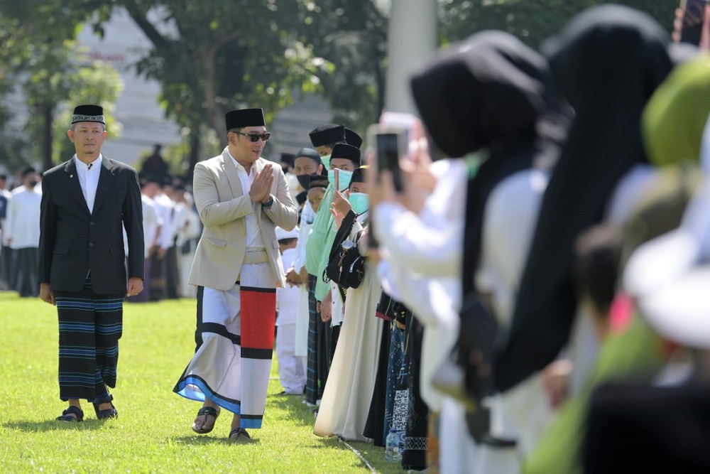 Gubernur Jawa Barat Ridwan Kamil menyapa para santri saat Upacara Peringatan Hari Santri Tingkat Provinsi Jabar di Lapangan Gasibu, Kota Bandung, Sabtu (22/10/2022). 