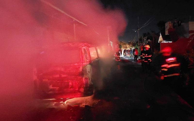 Petugas pemadam kebakaran Kota Padang tengah memadamkan api yang membakar Mobil VW Combi terbakar pada Sabtu (22/10/2022) malam/istimewa