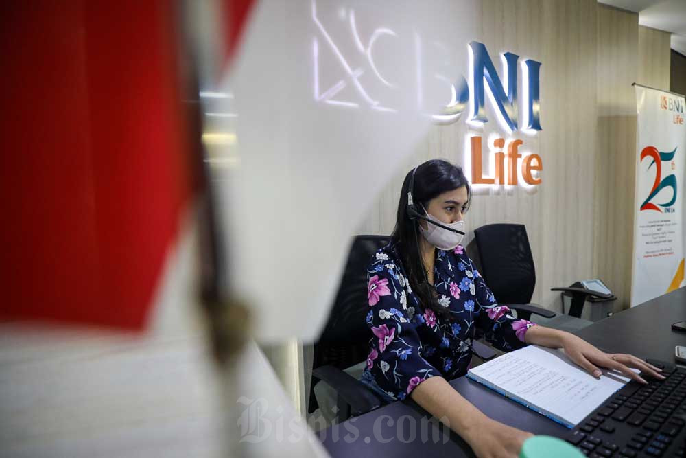 Karyawati beraktivitas di kantor PT BNI Life Insurance di Jakarta, Jumat (13/5/2022). Bisnis/Arief Hermawan P