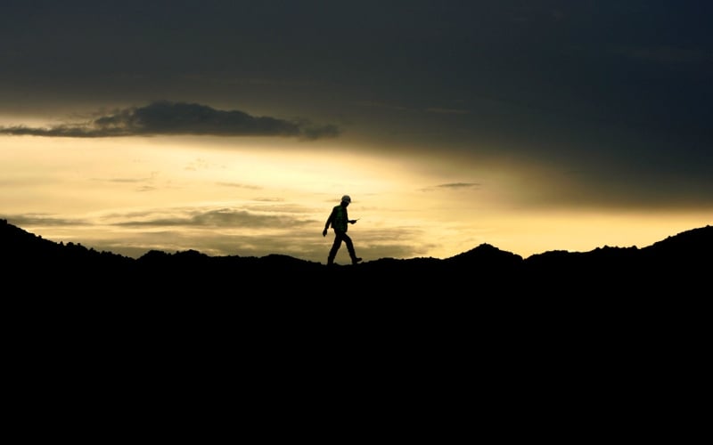 Seorang pekerja berjalan di atas tumpukan batu bara di Indonesia./Bloomberg-Dadang Tri. ESDM Mencatat, Jambi Punya Cadangan ‘Harta Karun’ Jumbo