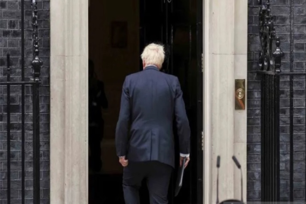 Perdana Menteri Inggris Boris Johnson berjalan usai memberikan pernyataan pers di halaman kantornya di Jalan Downing Nomor 10, London, Inggris, Kamis (7/7/2022). Boris Johnson menyatakan mengundurkan diri dari jabatannya sebagai Perdana Menteri Inggris, menyusul desakan dan seruan dari rekan-rekan menteri dan anggota parlemen di Partai Konservatifnya, seperti yang dilansir Kantor Berita Reuters Kamis (7/7) waktu setempat./Antara-Reuters