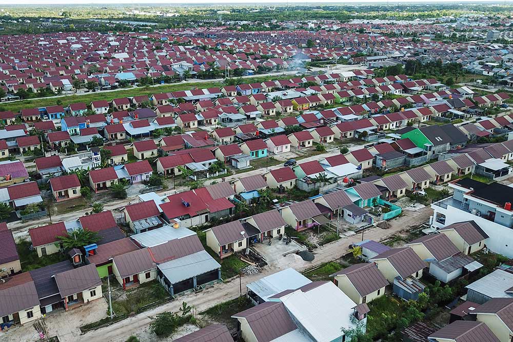Foto udara areal komplek perumahan bersubsidi di kawasan Jalan Kecipir, Palangka Raya, Kalimantan Tengah, Jumat (15/7/2022). ANTARA FOTO/Makna Zaezar
