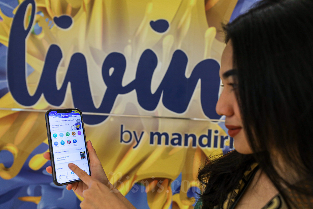 Nasabah menunjukan aplikasi Livin’ by Mandiri di salah satu kantor cabang Bank Mandiri, Jakarta, Rabu (12/10/2022). Bisnis/Abdurachman
