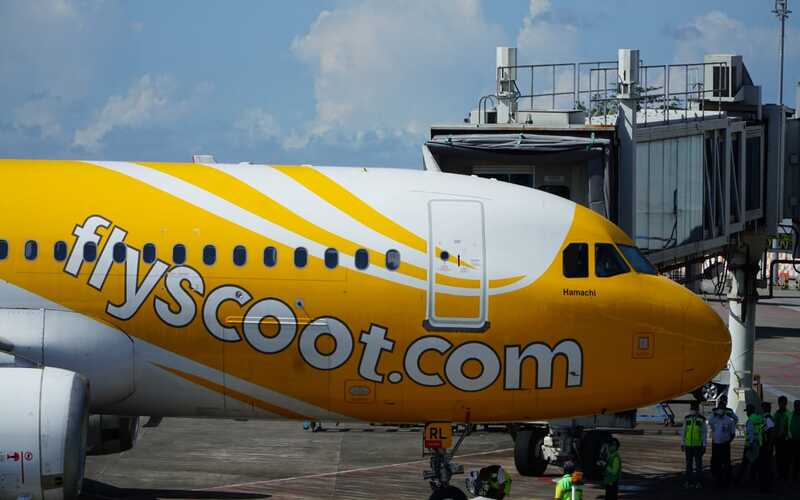 Scoot Airlane melakukan pendaratan pertama di Bandara Internasional Sultan Hasanuddin, Senin (24/10/2022)./Ist