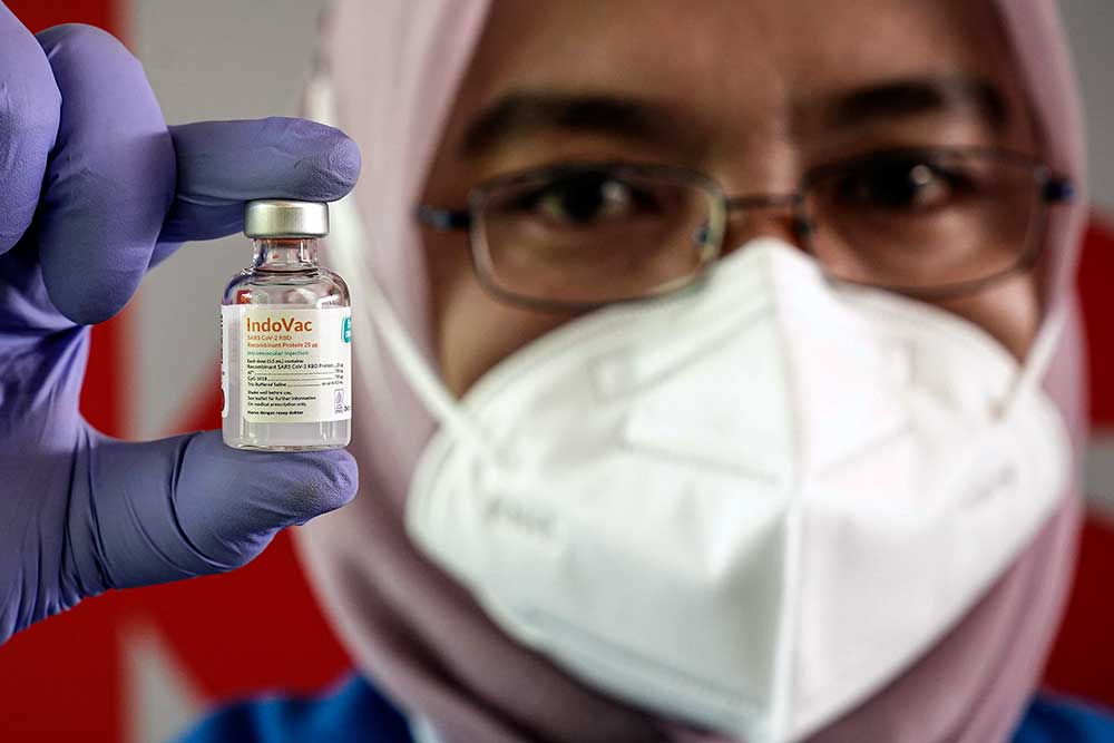 Petugas menunjukkan vaksin pada Peluncuran dan Penyuntikan Perdana Vaksin IndoVac di kantor Bio Farma, Bandung, Jawa Barat, Kamis (13/10/2022). ANTARA FOTO/Dhemas Reviyanto