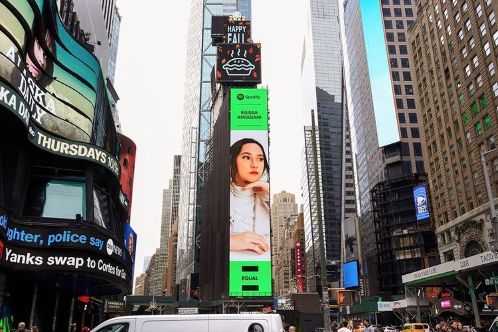  Bangga, Raissa Anggiani Masuk Billboard New York Times Square Berkat Spotify Equal