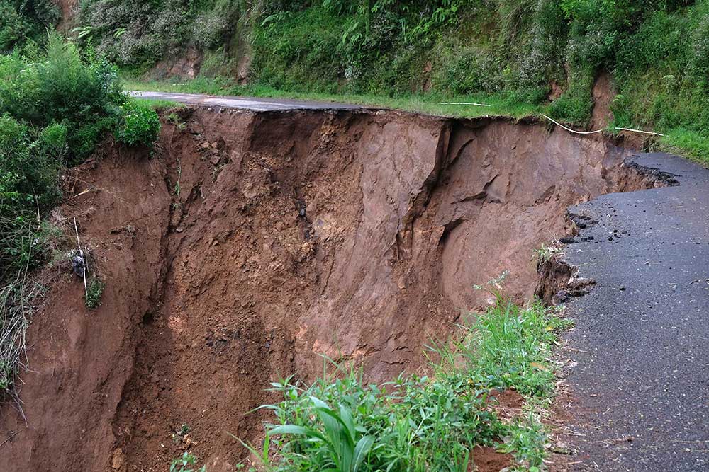  Jalan Alternatif Menuju Kawasan Dataran Tinggi Dieng Putus Total