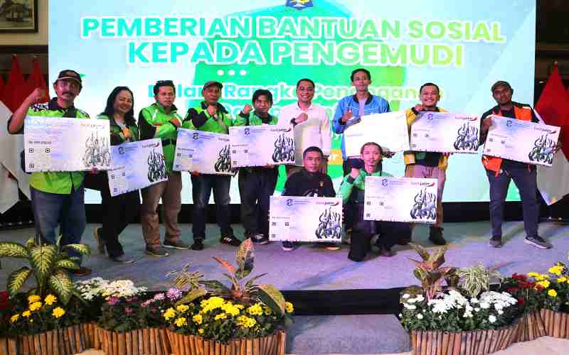 Surabaya Gelontorkan Rp8,9 Miliar Bantuan Tunai BBM untuk Pegemudi