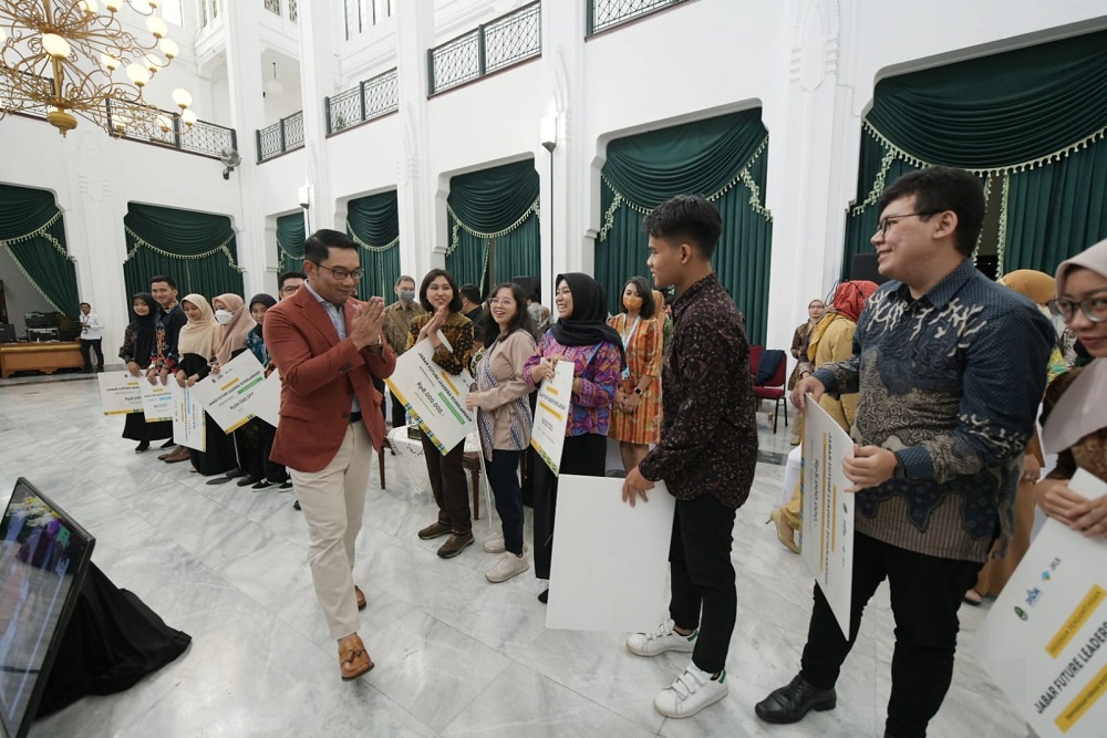 Gubernur Jawa Barat Ridwan Kamil menyerahkan beasiswa pendidikan kepada 614 penerima program Jabar Future Leaders Scholarship 2022, di Aula Timur Gedung Sate, Kota Bandung, Senin (24/10/2022).