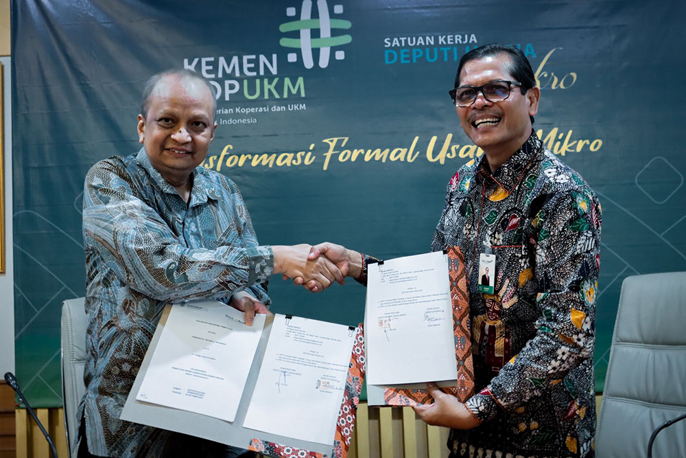 Deputi Bidang Usaha Mikro Kementerian Koperasi dan UKM Yulius berjabat tangan dengan Plt Direktur Utama Bank Aceh Bob Rinaldi, menandatangani perjanjian  kerja sama pembiayaan KUR Syariah, di Jakarta, Kamis (20/10/2022). /Bank Aceh
