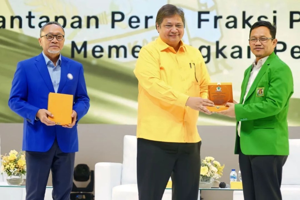Ketua DPP PPP Ahmad Baidowi (hijau) saat bersama Ketum Golkar Airlangga Hartarto dan Ketum PAN Zulkifli Hasan,/istimewa