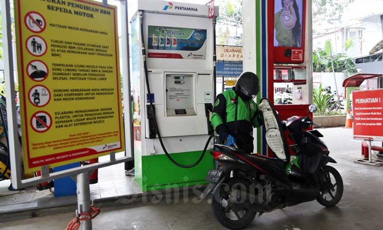 Pengendara sepeda motor melakukan pengisian Bahan Bakar Minyak (BBM) disalah satu Stasiun Pengisian Bahan Bakar Umum (SPBU) di Jakarta, Rabu (4/3/2020). Bisnis - Eusebio Chrysnamurti