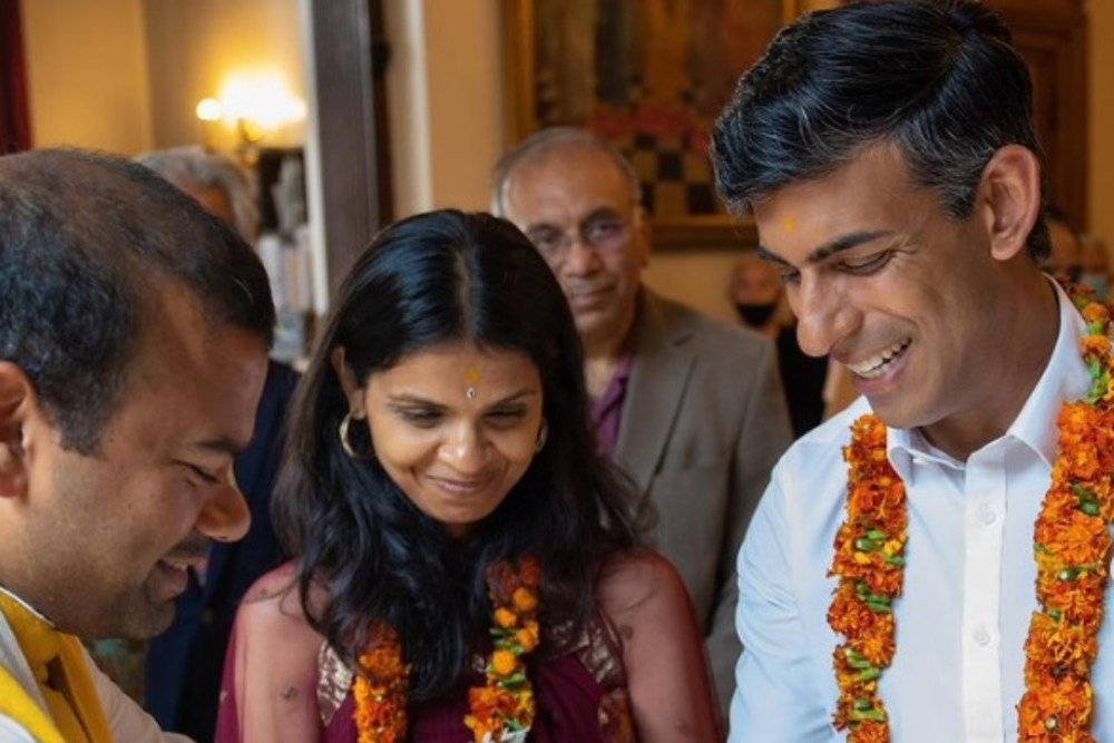 Perdana Menteri Inggris Rishi Sunak (kanan) dan istrinya Akshata Murty (tengah)./Istimewa