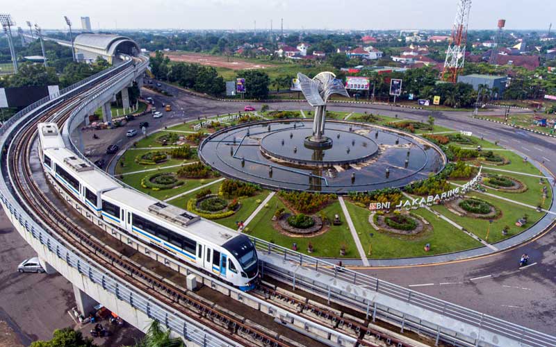 Rangkaian Light Rail Transit (LRT) melintas di kawasan Jakabaring, Palembang, Sumatera Selatan, Selasa (30/3/2021). ANTARA FOTO/Nova Wahyudirn