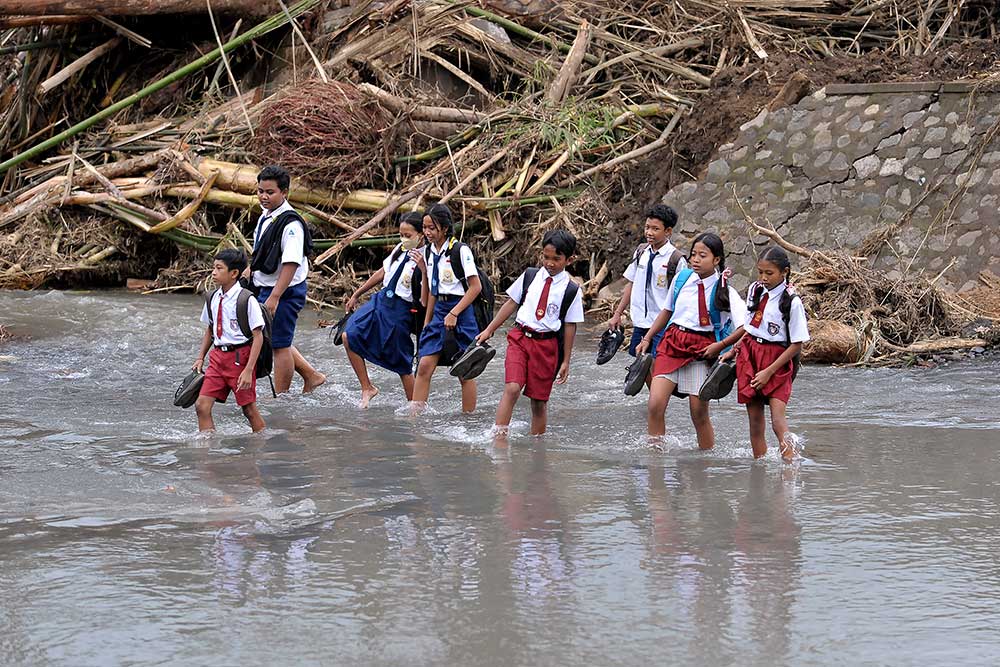  Jembatan Ambruk, Siswa di Jembrana Bali Terpaksa Sebrangi Sungai Dengan Jalan Kaki