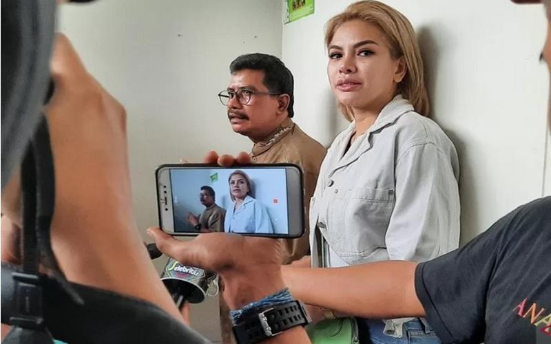 Nikita Mirzani berikan keterangan pers usai sidang di Pengadilan Negeri Jakarta Selatan, Senin (8/6/2020)./Antara