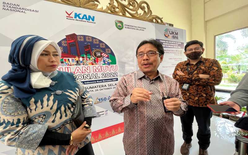 Kepala Badan Standardisasi Nasional (BSN) Kukuh S. Achmad (tengah) memberikan keterangan terkait penerapan SNI untuk sektor pariwisata dalam acara Bulan Mutu Nasional 2022 di Palembang, Rabu (26/10). /Bisnis-Dinda Wulandari