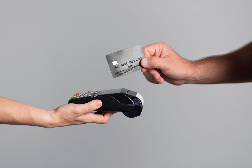Perbedaan kartu debit dan kartu kredit