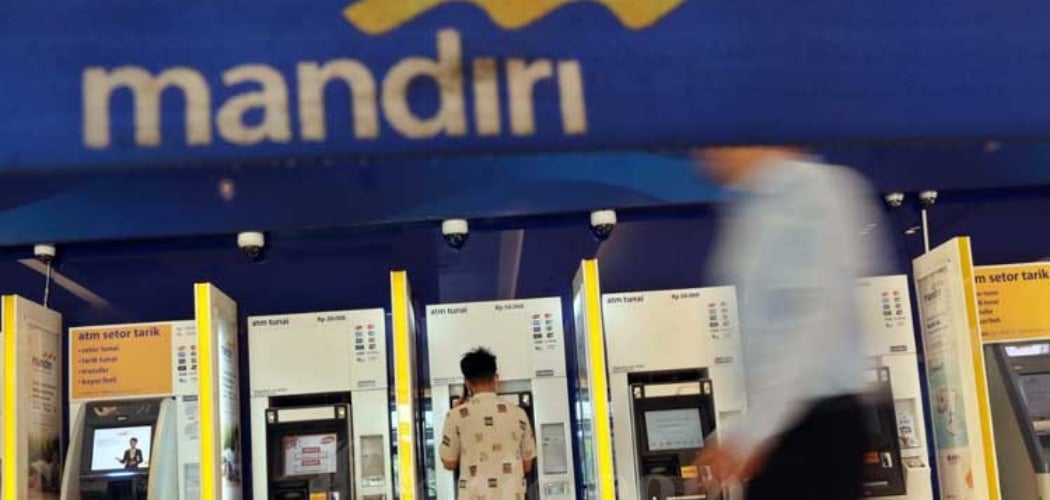 Nasabah mengambil uang di Anjungan Tunai Mandiri (ATM) Bank Mandiri di Jakarta, Selasa (10/3/2020). Bisnis - Eusebio Chrysnamurti