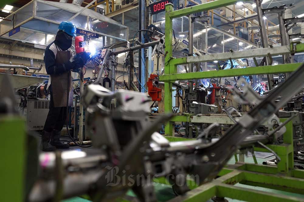 Pekerja menyelesaikan pembuatan komponen otomotif di pabrik PT Dharma Polimetal Tbk. (DRMA) di Cikarang, Bekasi, Jawa Barat, Selasa (20/9/2022). Bisnis/Suselo Jati