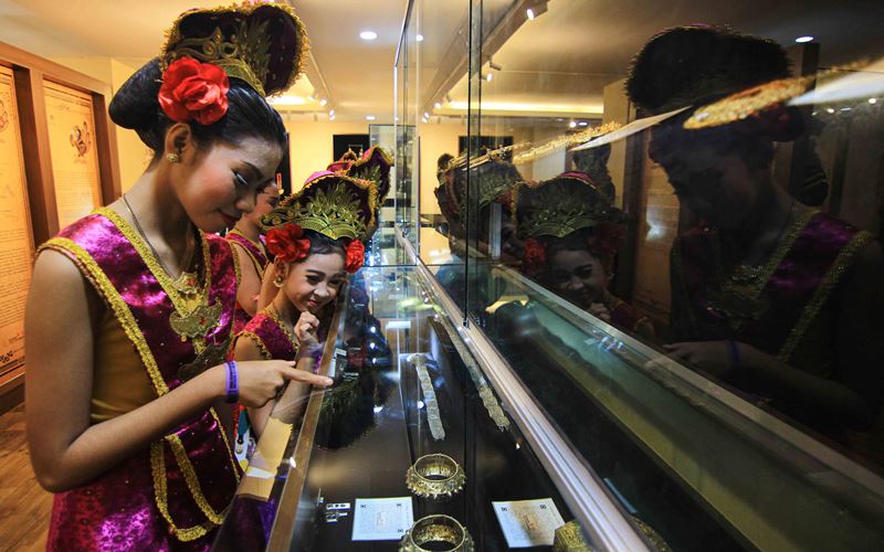 Perhiasan Bernilai Tinggi Dipamerkan di Padang