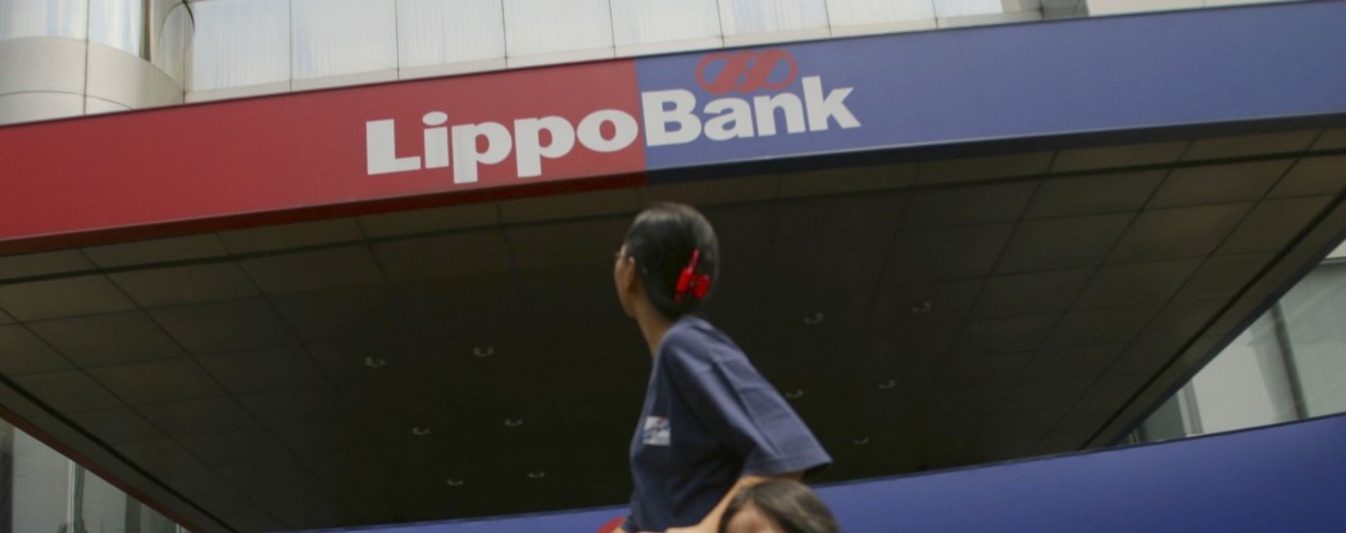 Pejalan kaki melintas di depan kantor Lippo Bank pada Oktober 2003./Bloomberg - Josh Estey