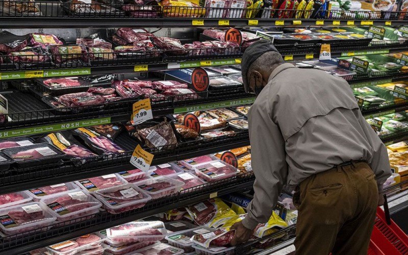 Seorang warga tengah berbelanja kebutuhan makanan di salah satu pusat perbelanjaan Amerika Serikat (AS). Inflasi AS menyentuh level 7,9 persen pada Februari 2022, sekaligus level tertinggi sejak tahun 1982./Bloomberg